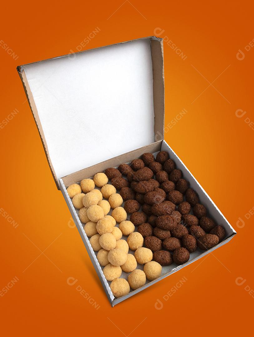 Uma caixa de croquetes fritos e aperitivos para entrega. Coxinha de lanche brasileiro em fundo amarelo e laranja.