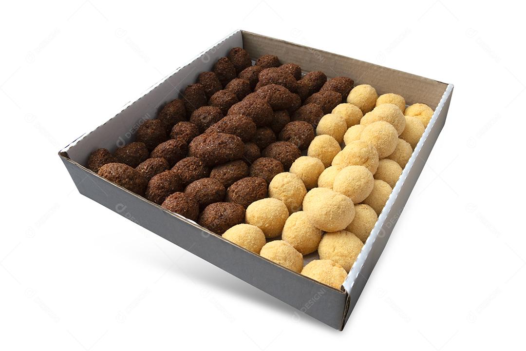 Uma caixa de croquetes fritos e aperitivos para entrega. Coxinha de lanche brasileiro em fundo branco.