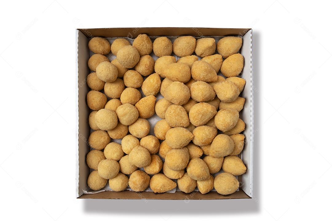 Uma caixa de croquetes fritos e aperitivos para entrega. Coxinha de lanche brasileiro em fundo branco.