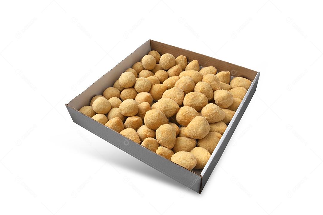 Uma caixa de croquetes fritos e aperitivos para entrega. Coxinha de lanche brasileiro em fundo branco.
