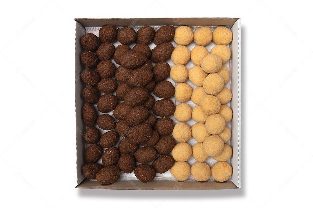 Uma caixa de croquetes fritos e aperitivos para entrega. Coxinha de lanche brasileiro em fundo branco.