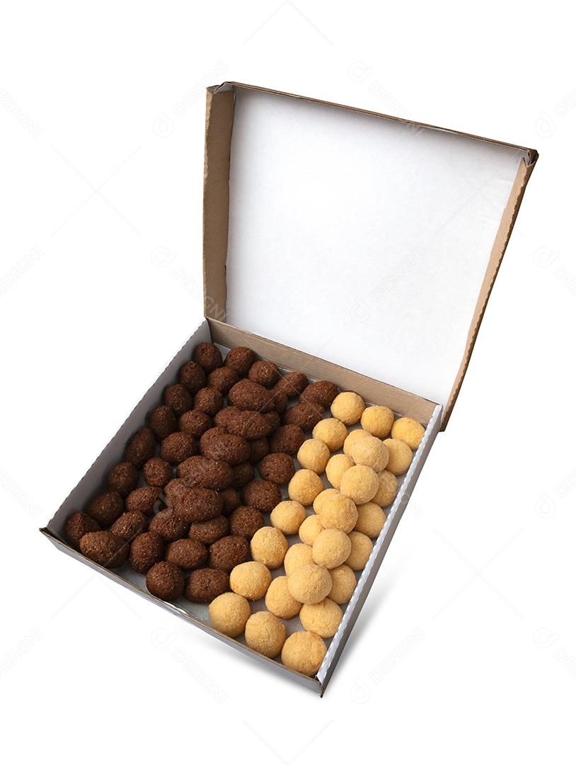 Uma caixa de croquetes fritos e aperitivos para entrega. Coxinha de lanche brasileiro em fundo branco.