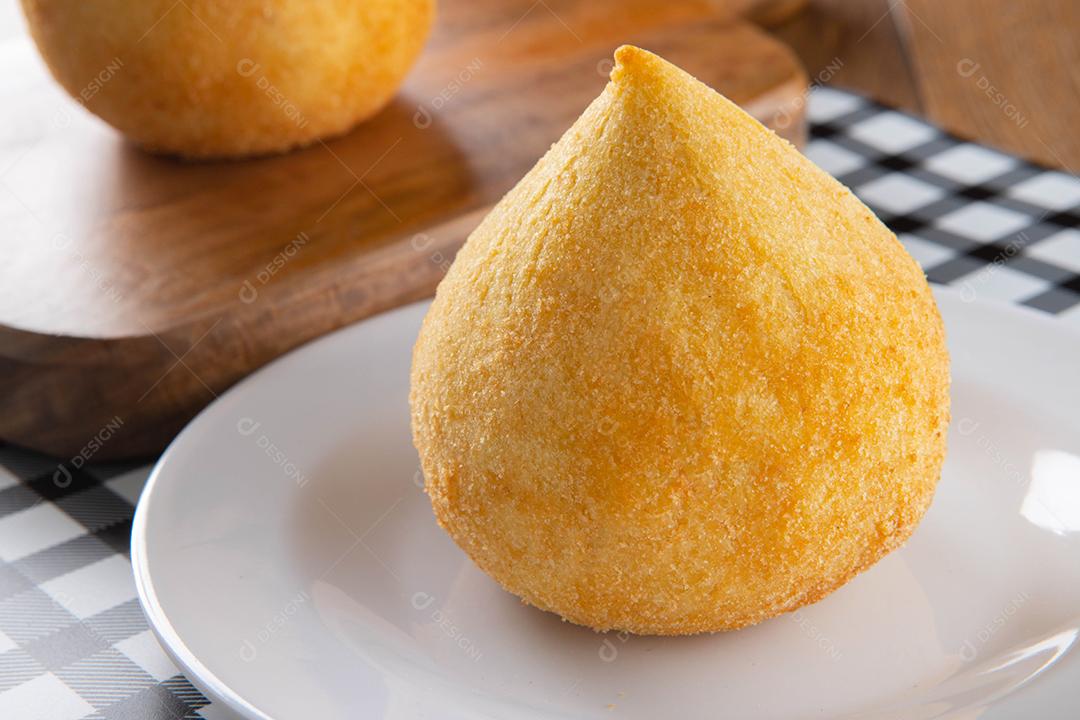 Coxinha, petisco tradicional da culinária brasileira recheado com frango.
