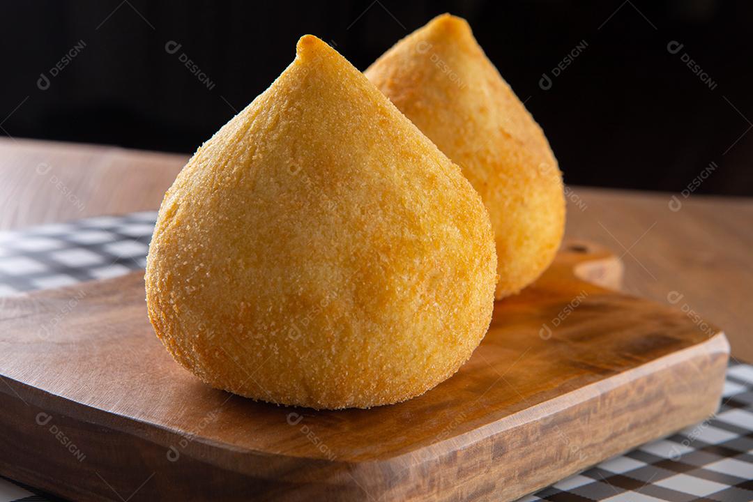 Coxinha, petisco tradicional da culinária brasileira recheado com frango.