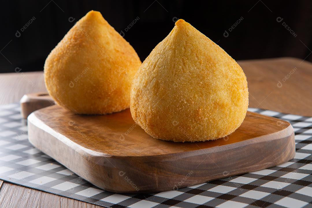 Coxinha, petisco tradicional da culinária brasileira recheado com frango.