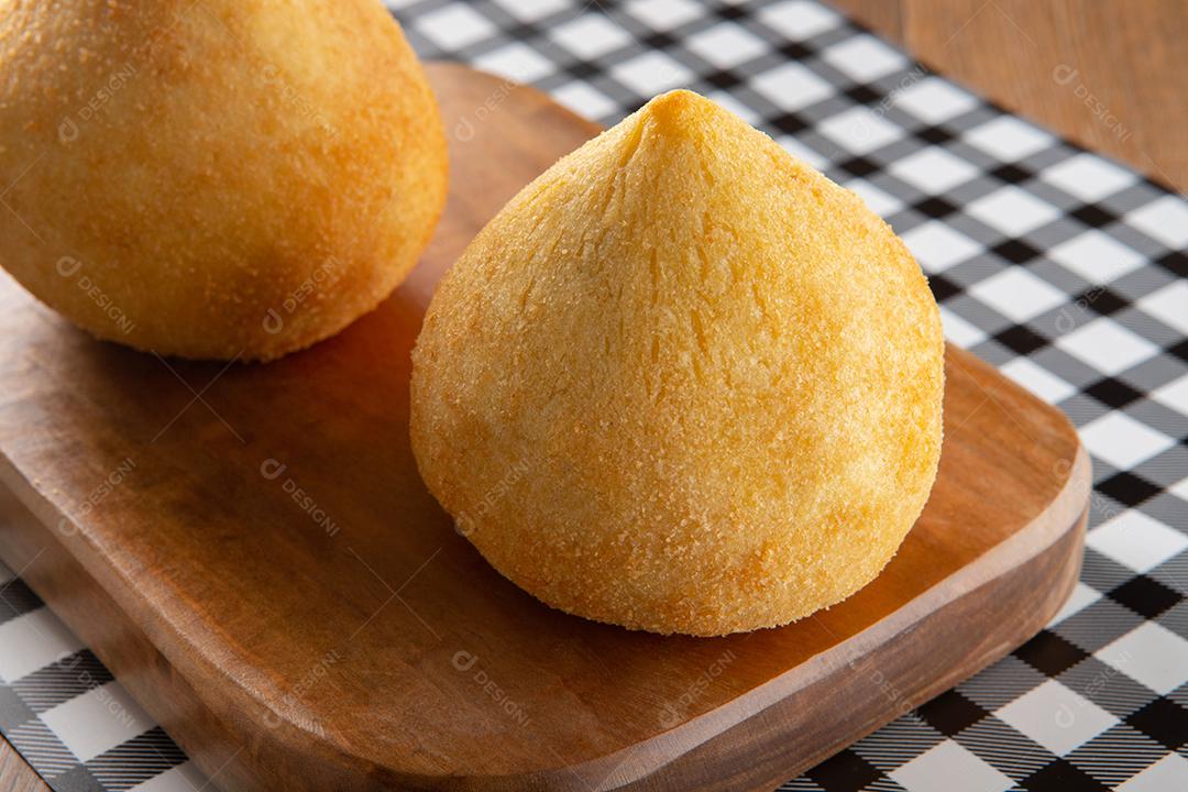 Coxinha, petisco tradicional da culinária brasileira recheado com frango.