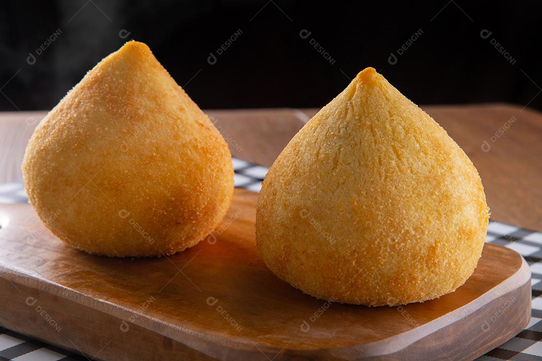 Coxinha, petisco tradicional da culinária brasileira recheado com frango.