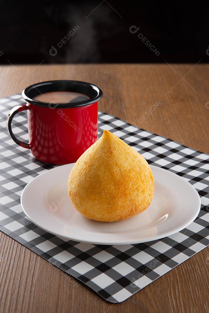 Coxinha, petisco tradicional da culinária brasileira recheado com frango.