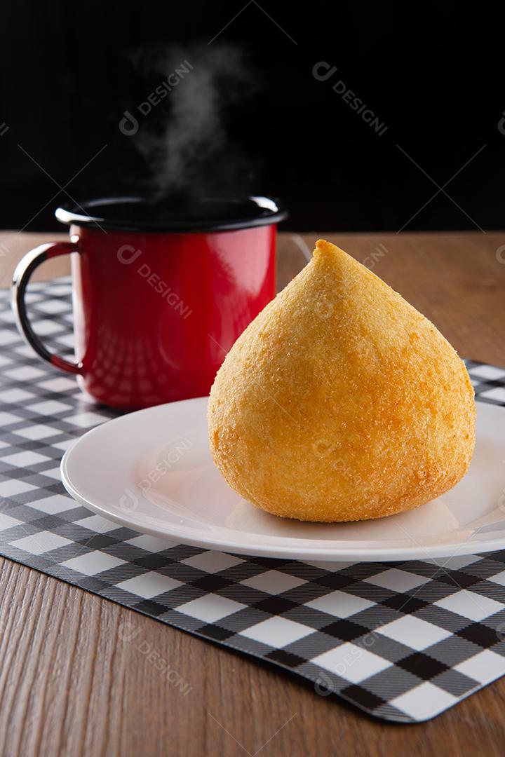 Coxinha, petisco tradicional da culinária brasileira recheado com frango.
