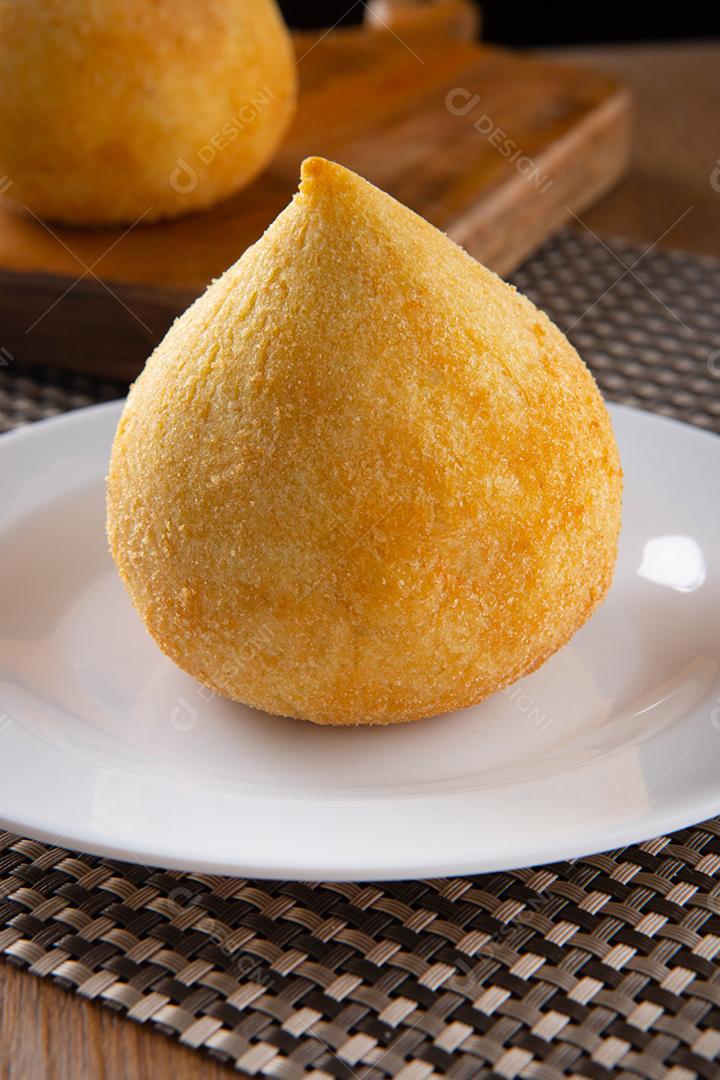 Coxinha, petisco tradicional da culinária brasileira recheado com frango.