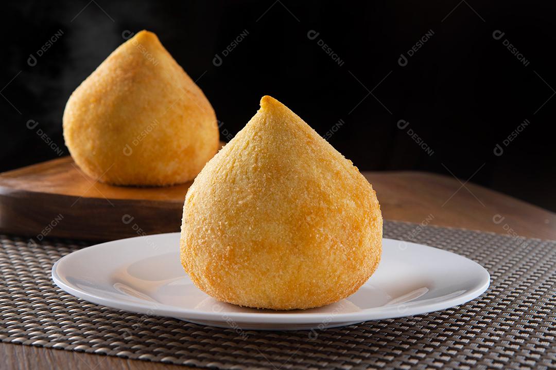 Coxinha, petisco tradicional da culinária brasileira recheado com frango.