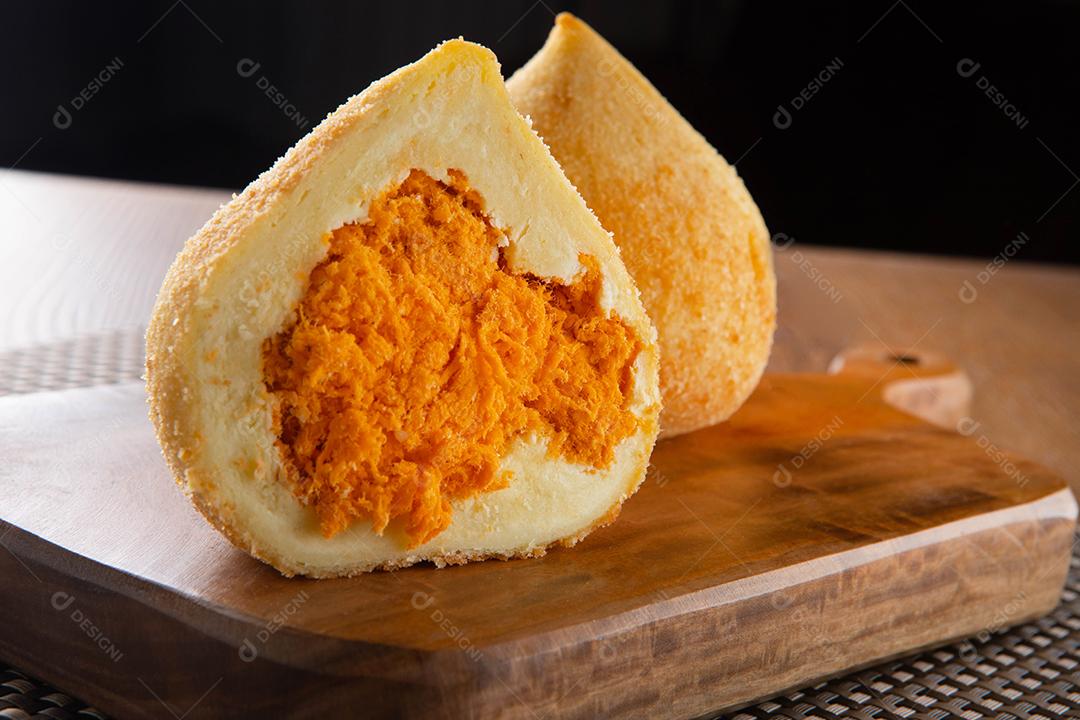 Coxinha, petisco tradicional da culinária brasileira recheado com frango.