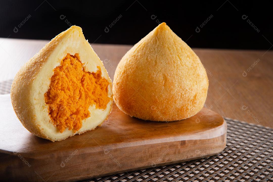 Coxinha, petisco tradicional da culinária brasileira recheado com frango.