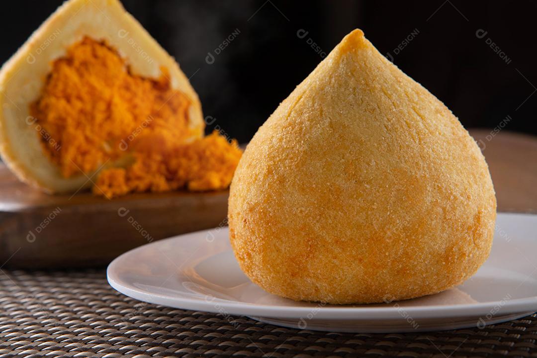 Coxinha, petisco tradicional da culinária brasileira recheado com frango.