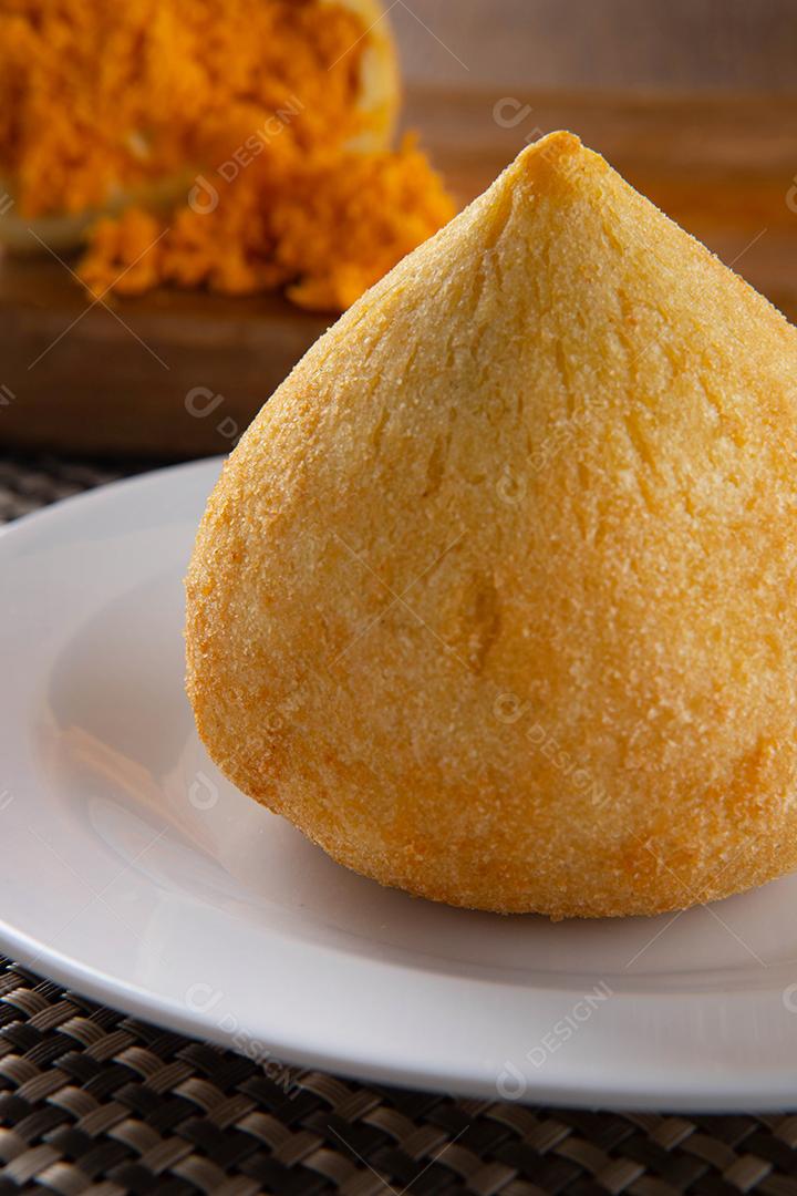 Coxinha, petisco tradicional da culinária brasileira recheado com frango.