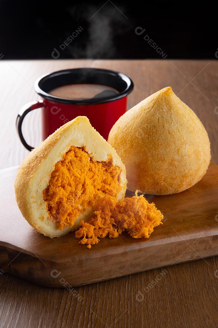 Coxinha, petisco tradicional da culinária brasileira recheado com frango.