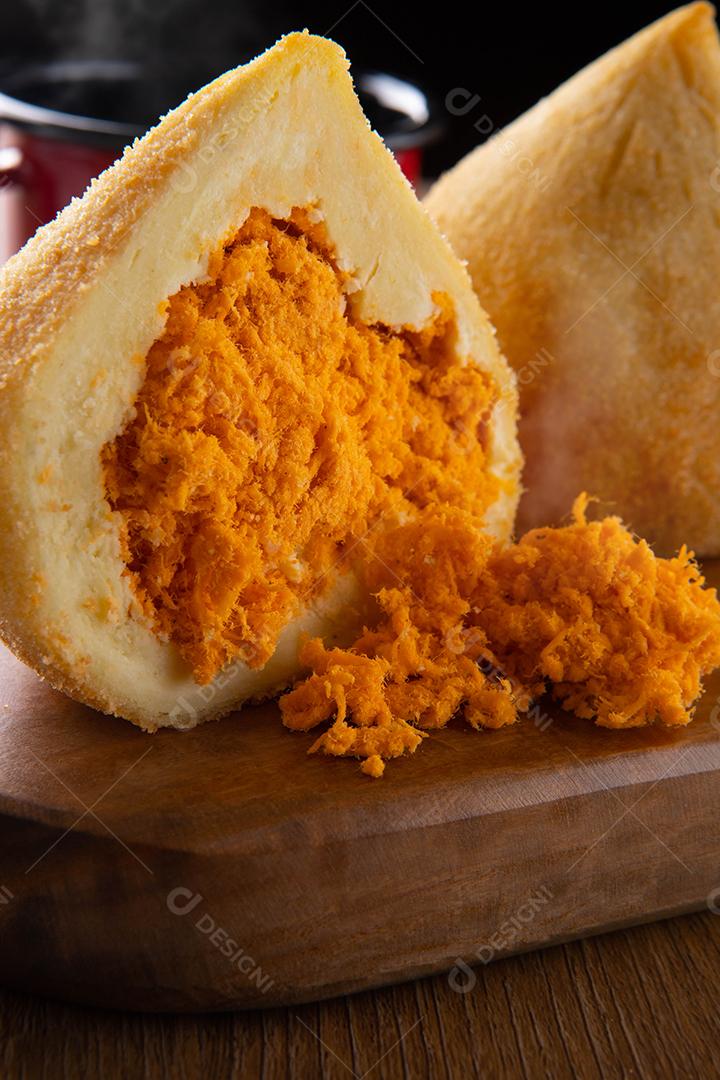 Coxinha, petisco tradicional da culinária brasileira recheado com frango.