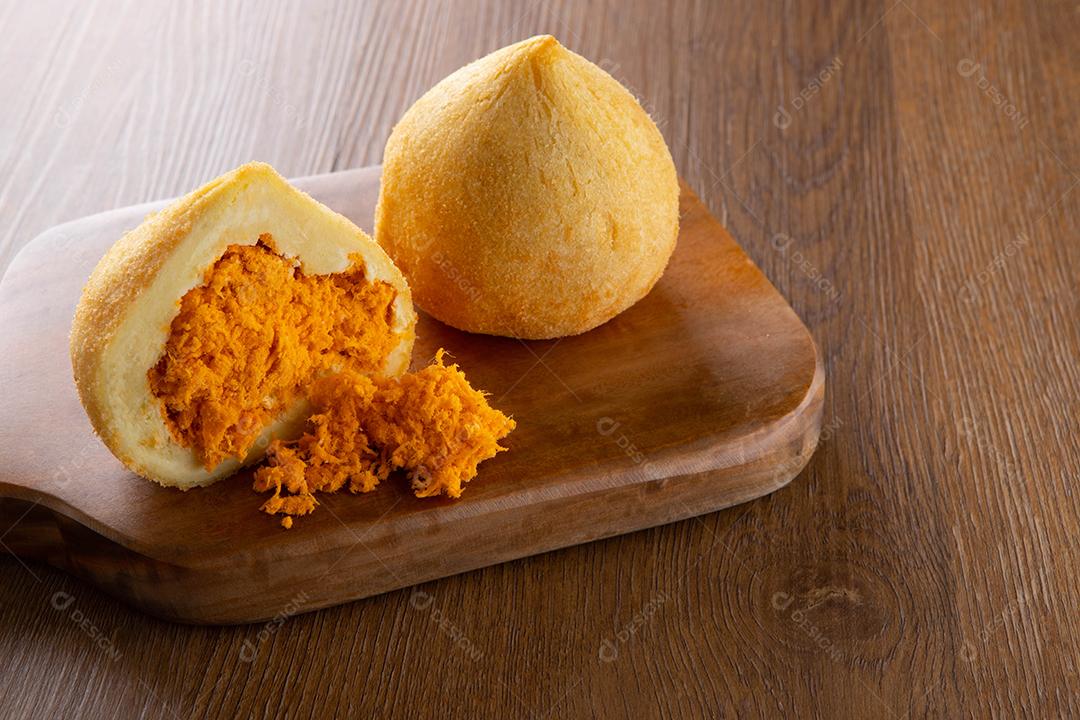 Coxinha, petisco tradicional da culinária brasileira recheado com frango.