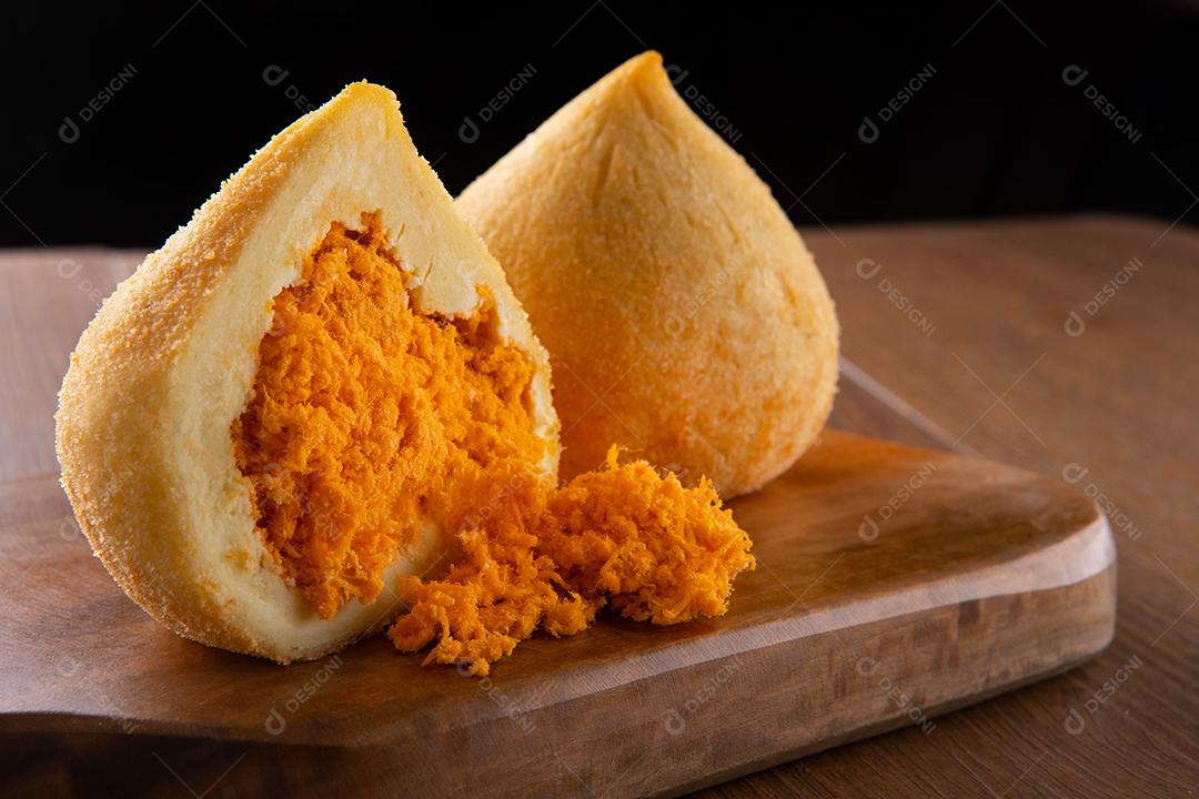 Coxinha, petisco tradicional da culinária brasileira recheado com frango.