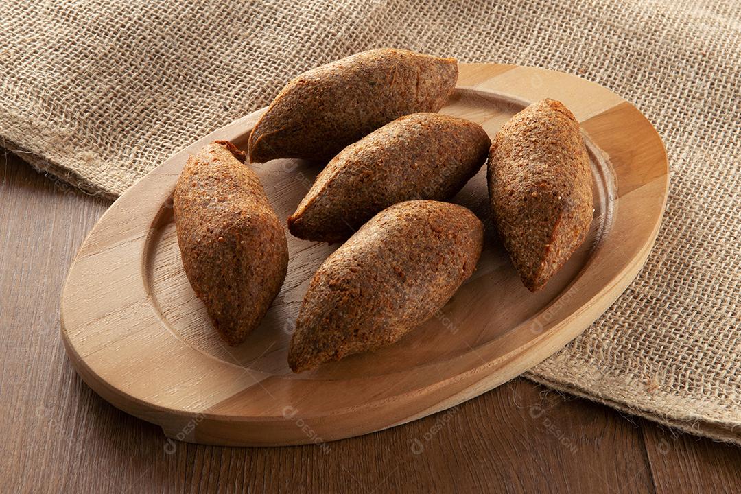 Kibe - Carne picada do Oriente Médio. Lanche frito um prato típico da festa popular brasileira (kibe).