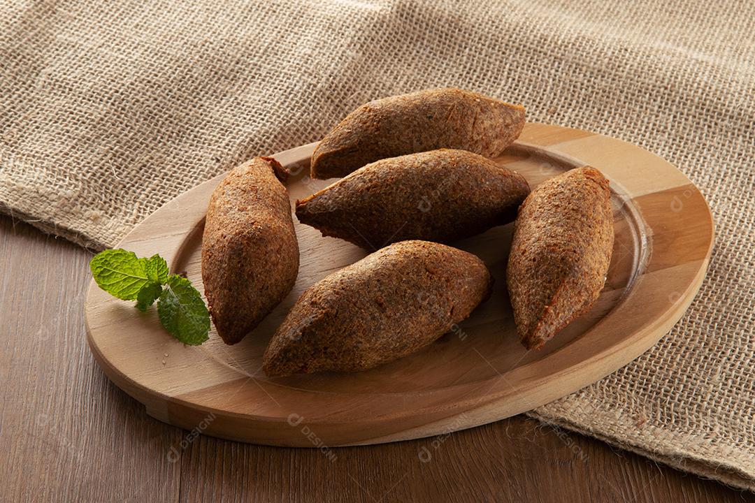 Kibe - Carne picada do Oriente Médio. Lanche frito um prato típico da festa popular brasileira (kibe).