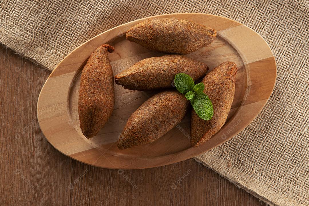 Kibe - Carne picada do Oriente Médio. Lanche frito um prato típico da festa popular brasileira (kibe).