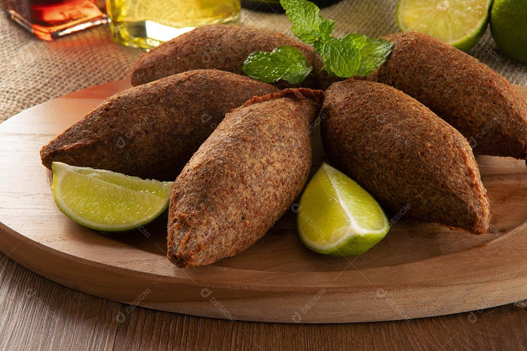 Kibe - Carne picada do Oriente Médio. Lanche frito um prato típico da festa popular brasileira (kibe).