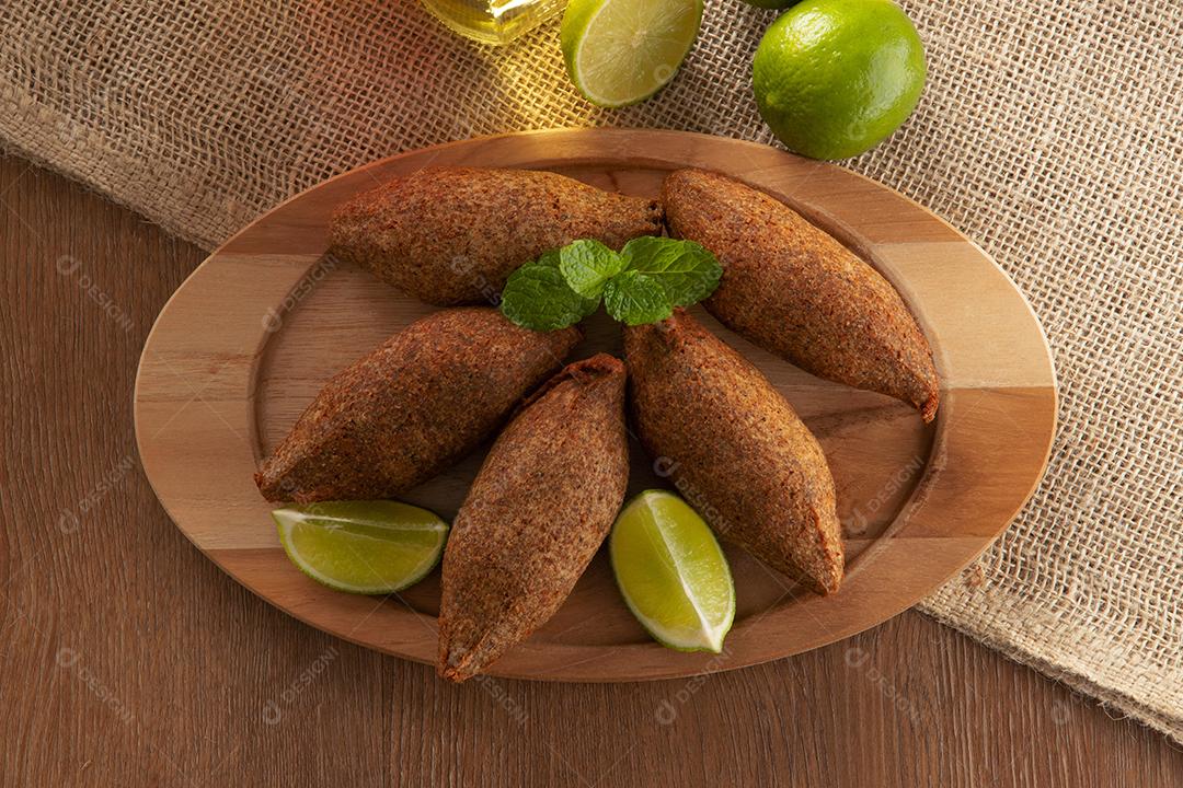 Kibe - Carne picada do Oriente Médio. Lanche frito um prato típico da festa popular brasileira (kibe).