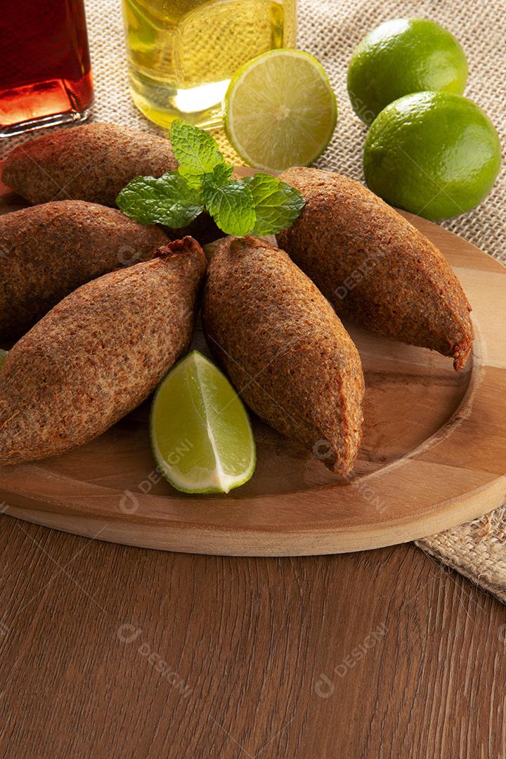 Kibe - Carne picada do Oriente Médio. Lanche frito um prato típico da festa popular brasileira (kibe).