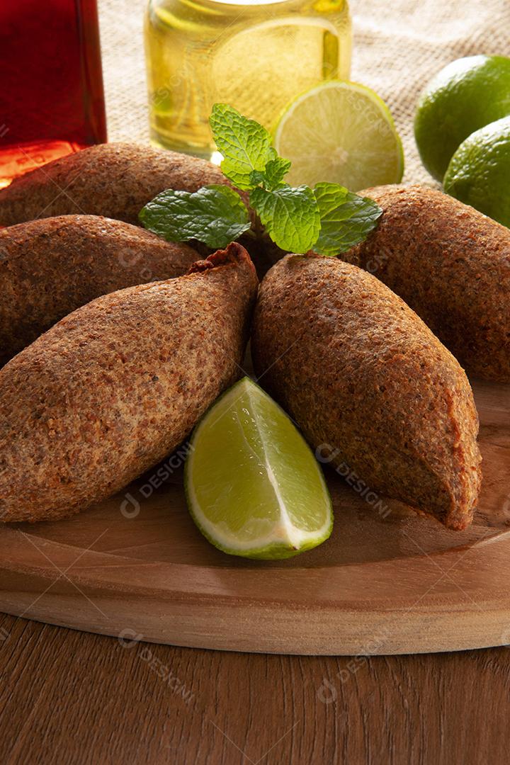 Kibe - Carne picada do Oriente Médio. Lanche frito um prato típico da festa popular brasileira (kibe).