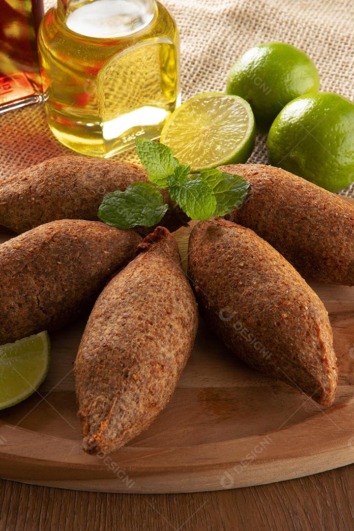 Kibe - Carne picada do Oriente Médio. Lanche frito um prato típico da festa popular brasileira (kibe).