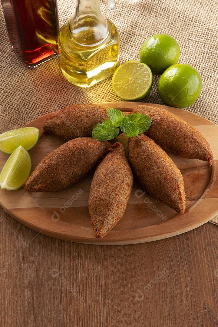 Kibe - Carne picada do Oriente Médio. Lanche frito um prato típico da festa popular brasileira (kibe).