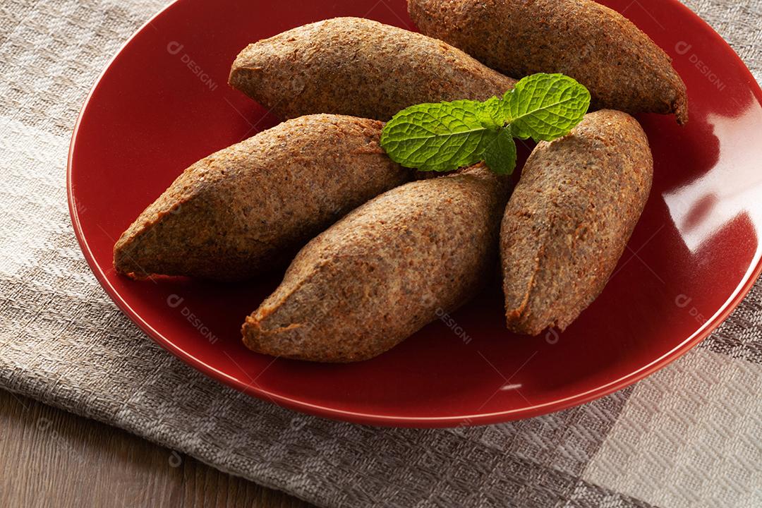 Kibe - Carne picada do Oriente Médio. Lanche frito um prato típico da festa popular brasileira (kibe).