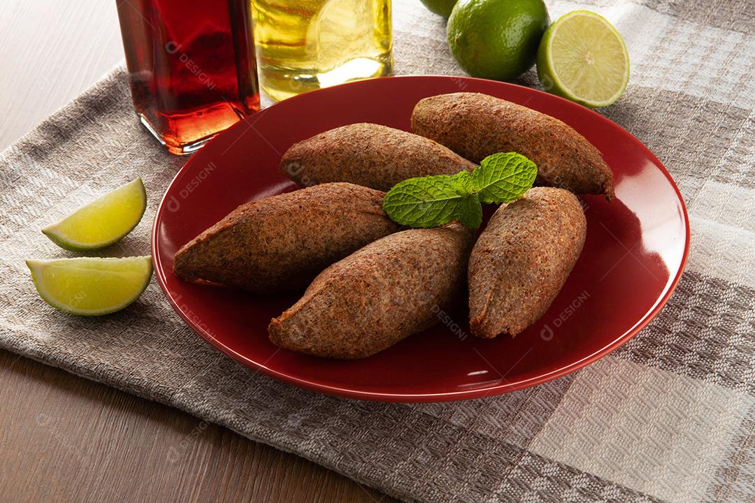 Kibe - Carne picada do Oriente Médio. Lanche frito um prato típico da festa popular brasileira (kibe).