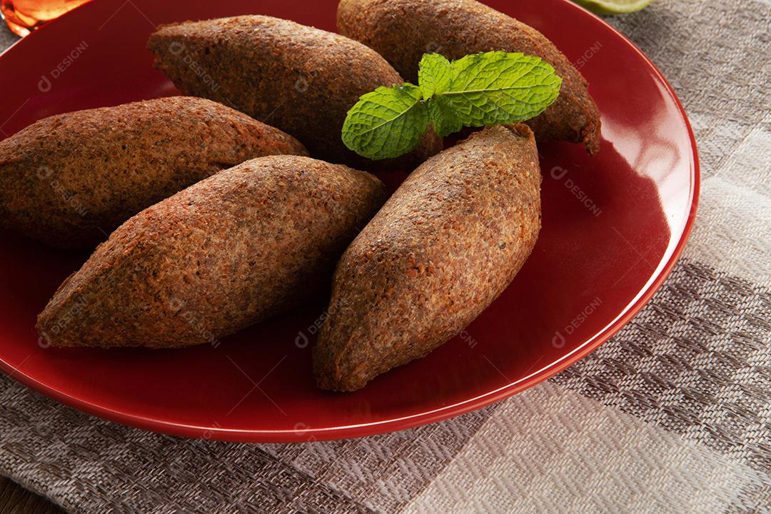 Kibe - Carne picada do Oriente Médio. Lanche frito um prato típico da festa popular brasileira (kibe).