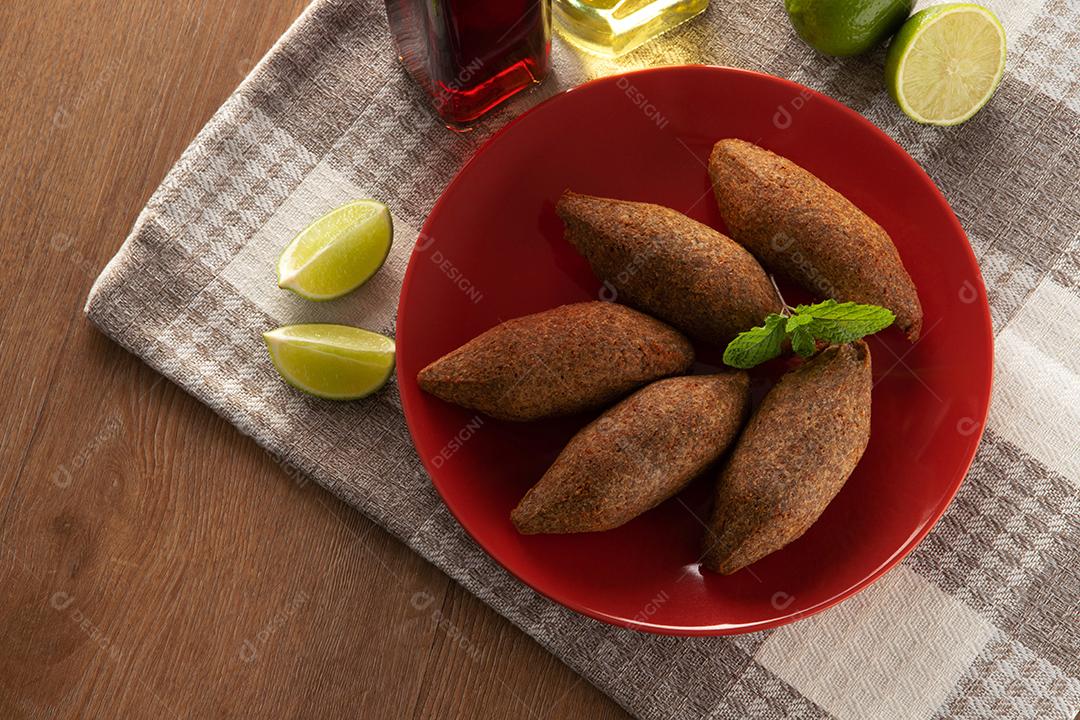 Kibe - Carne picada do Oriente Médio. Lanche frito um prato típico da festa popular brasileira (kibe).