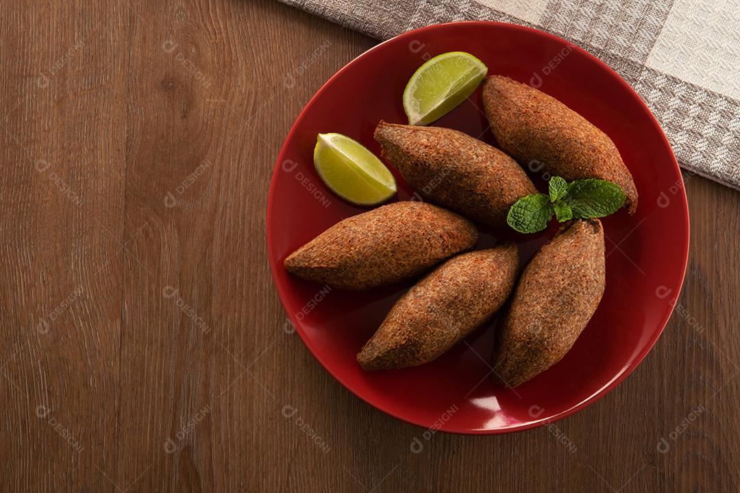 Kibe - Carne picada do Oriente Médio. Lanche frito um prato típico da festa popular brasileira (kibe).