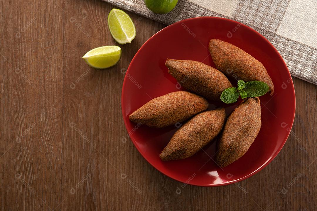 Kibe - Carne picada do Oriente Médio. Lanche frito um prato típico da festa popular brasileira (kibe).