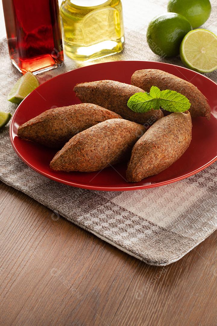 Kibe - Carne picada do Oriente Médio. Lanche frito um prato típico da festa popular brasileira (kibe).