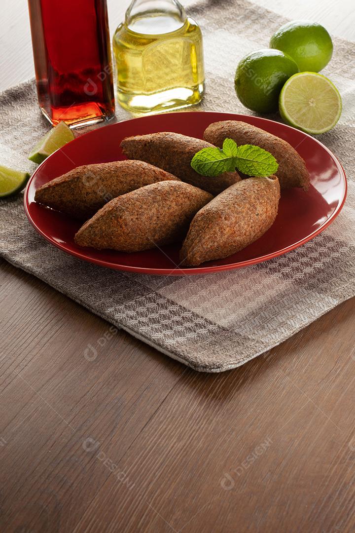 Kibe - Carne picada do Oriente Médio. Lanche frito um prato típico da festa popular brasileira (kibe).