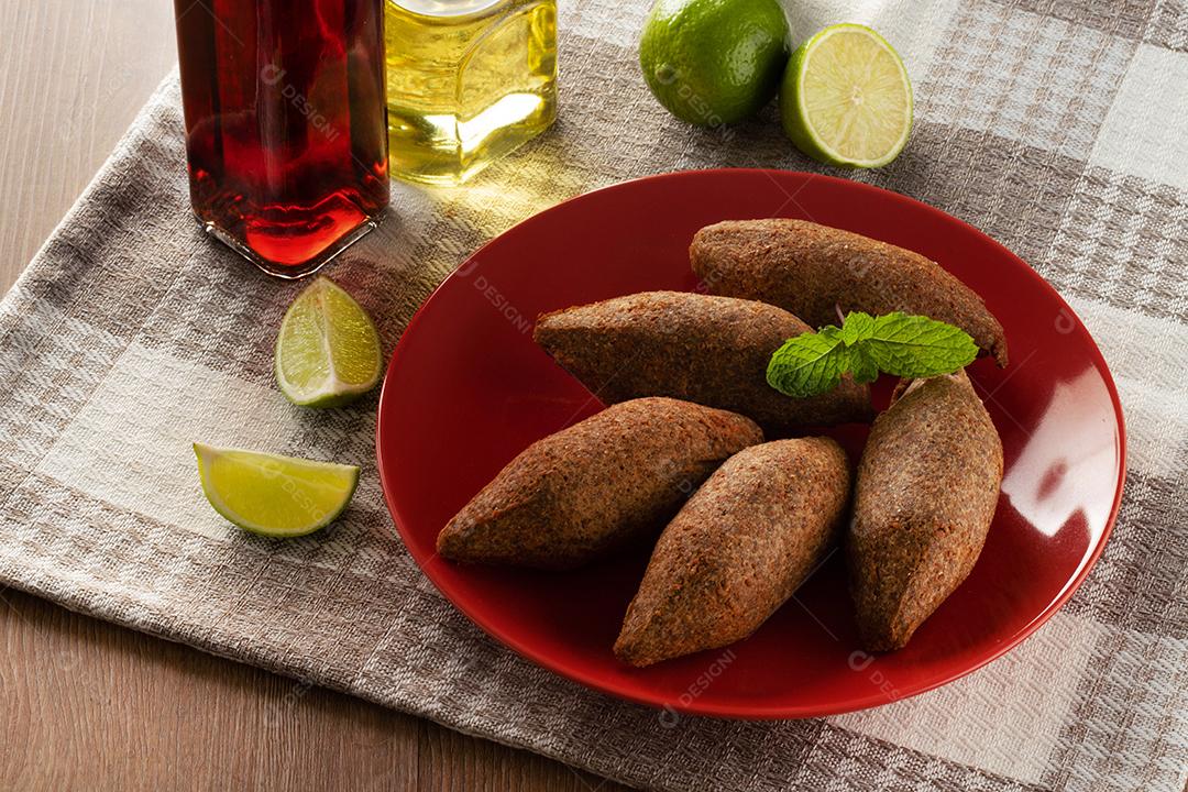 Kibe - Carne picada do Oriente Médio. Lanche frito um prato típico da festa popular brasileira (kibe).