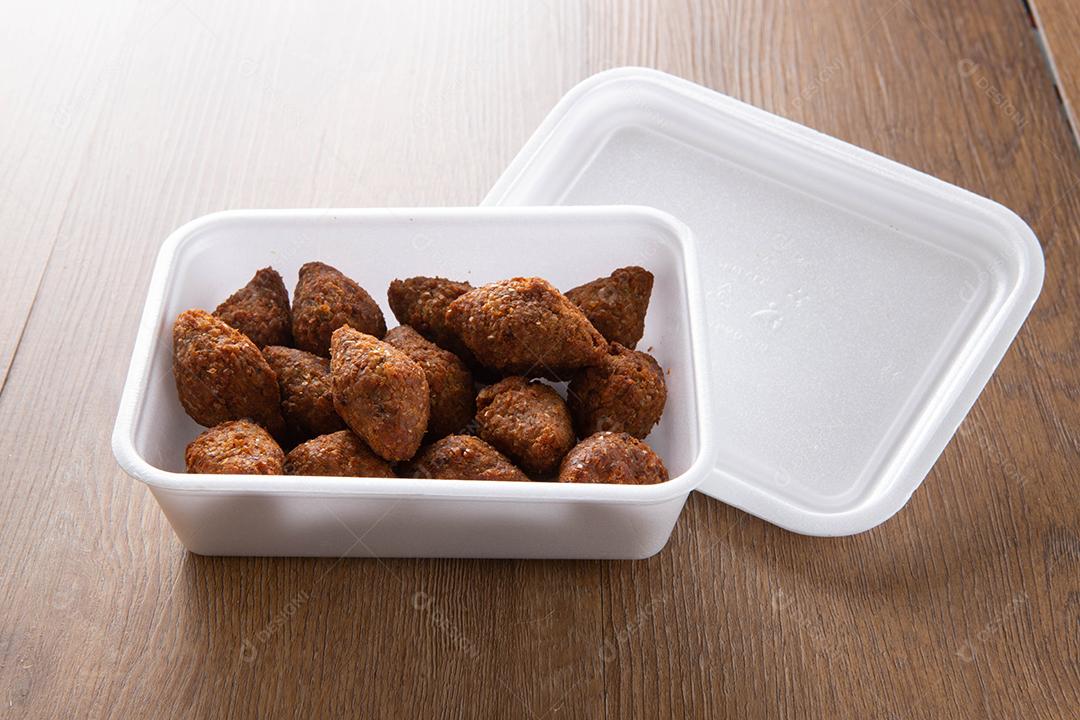 Kibe - Carne picada do Oriente Médio. Lanche frito um prato típico da festa popular brasileira (kibe).