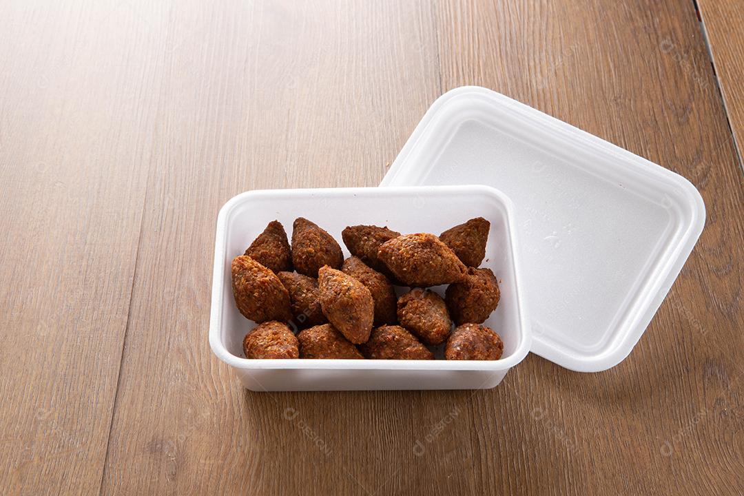 Kibe - Carne picada do Oriente Médio. Lanche frito um prato típico da festa popular brasileira (kibe).