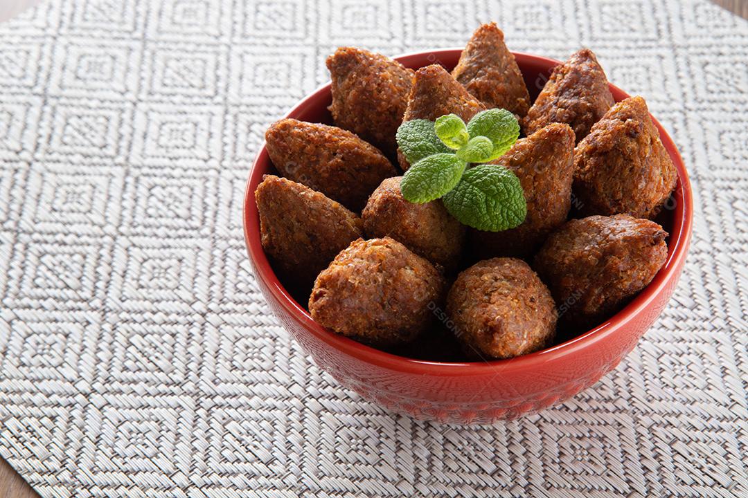 Kibe - Carne picada do Oriente Médio. Lanche frito um prato típico da festa popular brasileira (kibe).