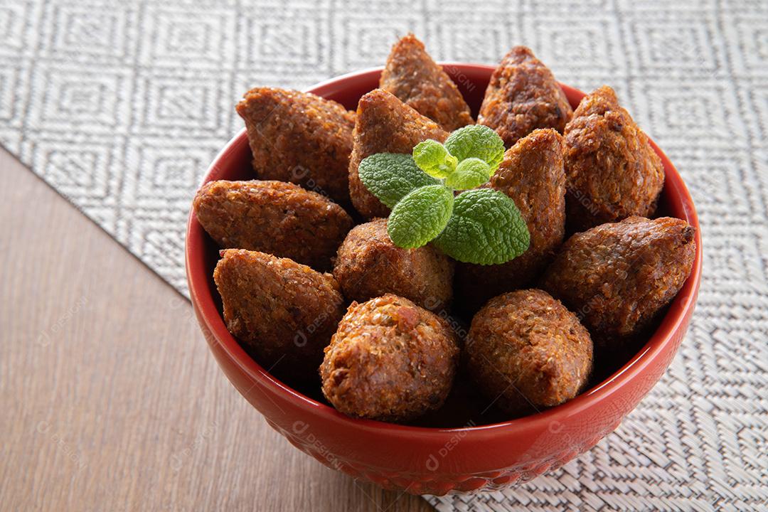 Kibe - Carne picada do Oriente Médio. Lanche frito um prato típico da festa popular brasileira (kibe).