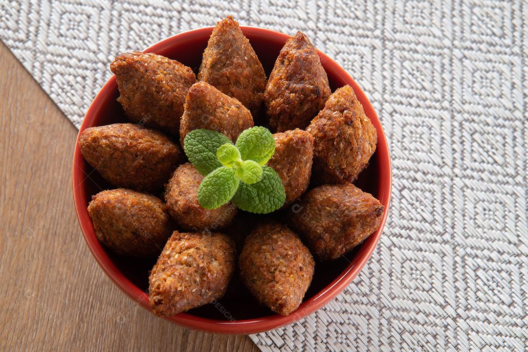 Kibe - Carne picada do Oriente Médio. Lanche frito um prato típico da festa popular brasileira (kibe).