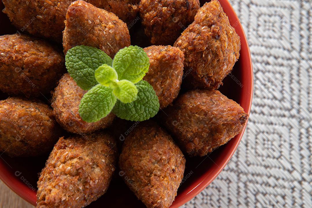 Kibe - Carne picada do Oriente Médio. Lanche frito um prato típico da festa popular brasileira (kibe).