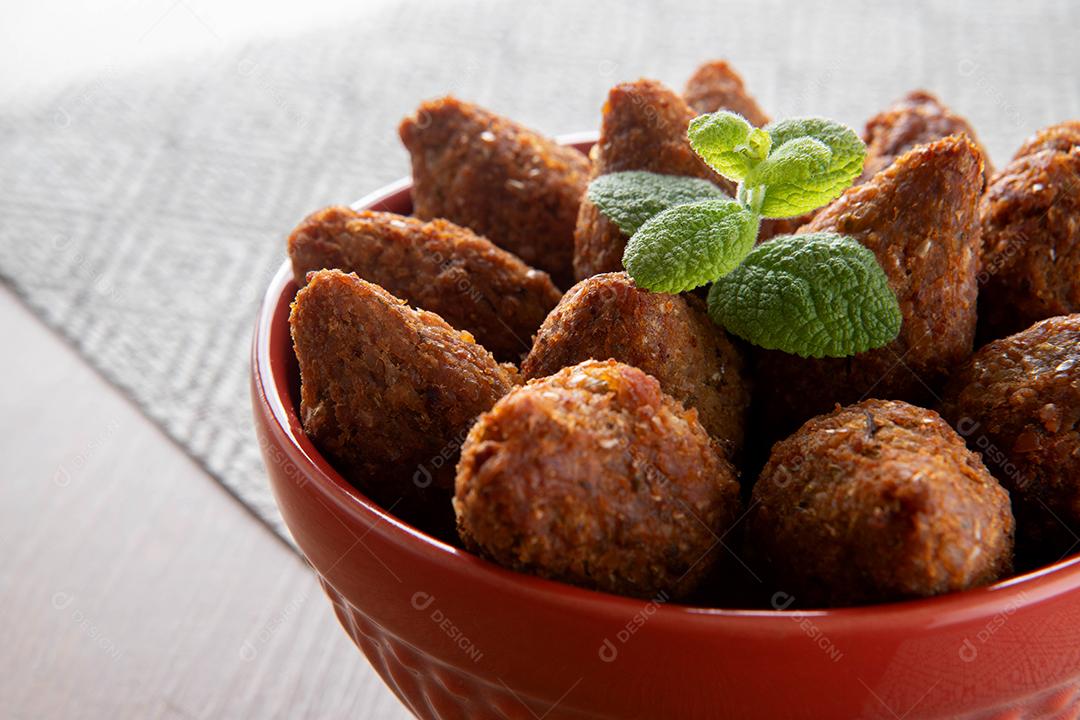 Kibe - Carne picada do Oriente Médio. Lanche frito um prato típico da festa popular brasileira (kibe).