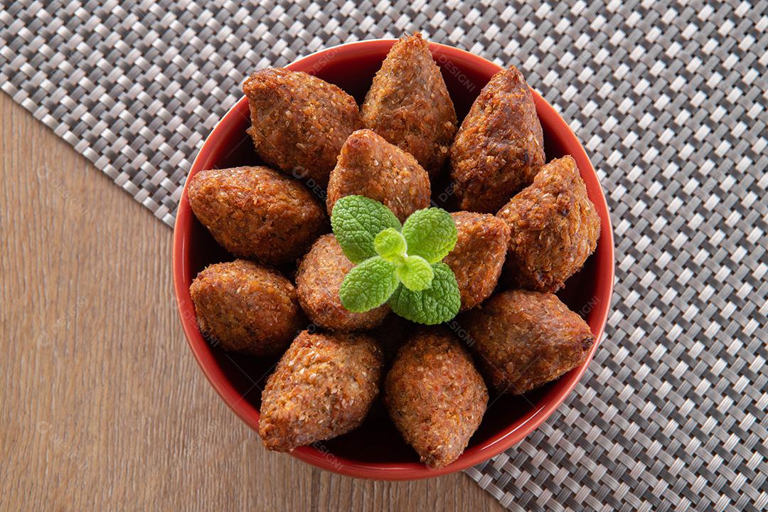 Kibe - Carne picada do Oriente Médio. Lanche frito um prato típico da festa popular brasileira (kibe).