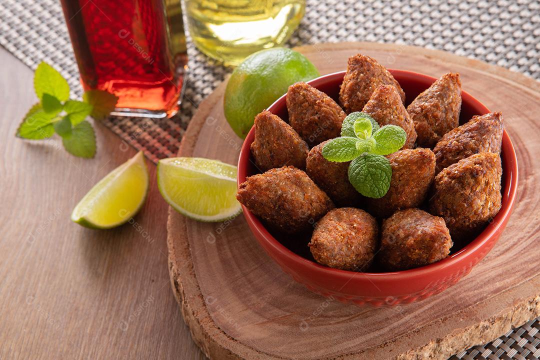 Kibe - Carne picada do Oriente Médio. Lanche frito um prato típico da festa popular brasileira (kibe).